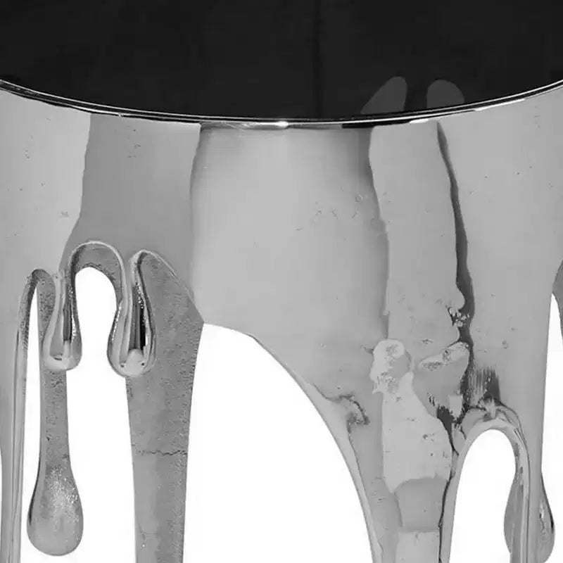 Tavolino scultoreo rotondo argento con piano in vetro nero – 1 Persona